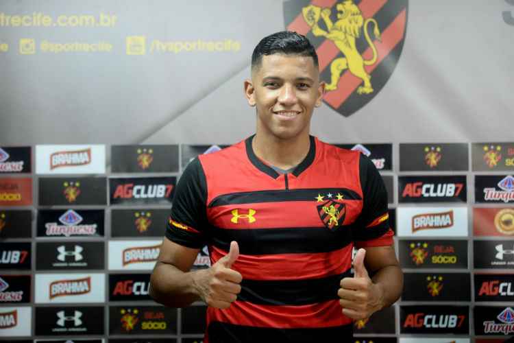 O volante foi contratado por empréstimo junto ao Atlético-MG.