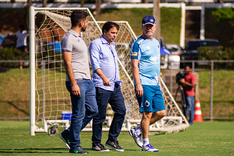 Vice de futebol Itair Machado (centro) conversa frequentemente com técnico Mano Menezes a respeito de montagem do elenco do Cruzeiro