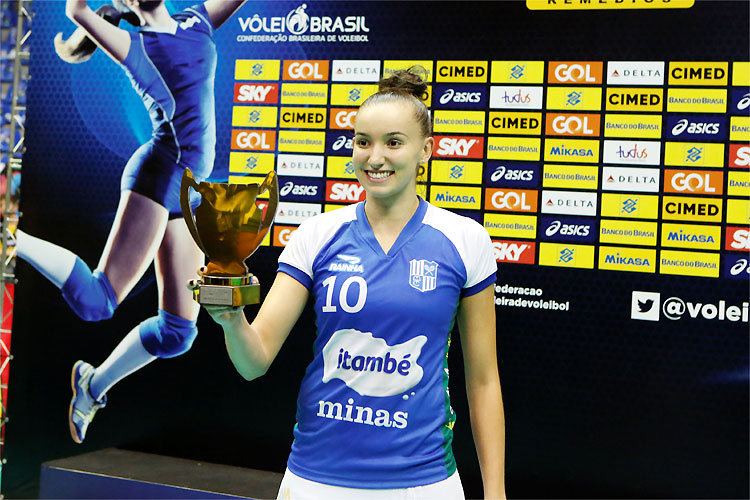 Ao lado da amiga Natália, Gabi levou o troféu de melhor ponteira da Superliga