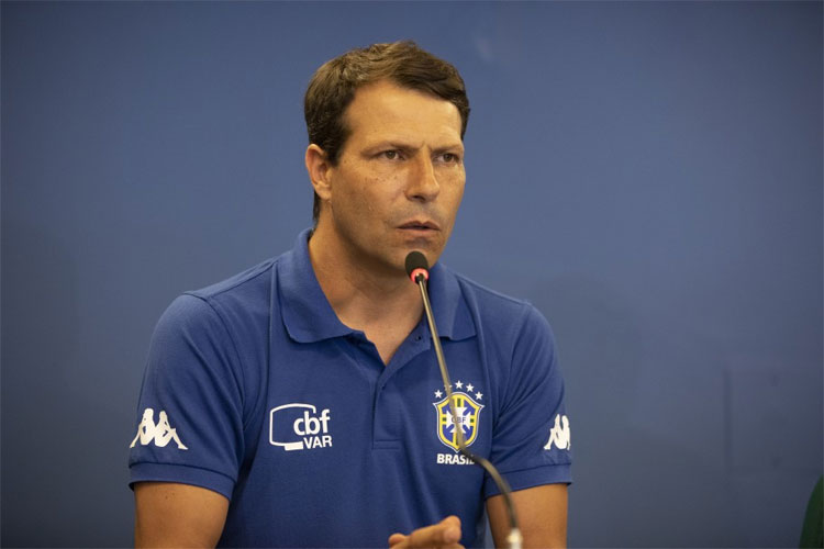 Leonardo Gaciba, chefe de arbitragem da CBF, deu palestras para orientar os árbitros