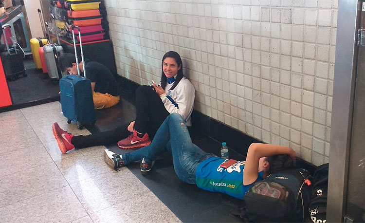 Bruna Honório e Lana em momento de descanso no Aeroporto de Congonhas, em São Paulo