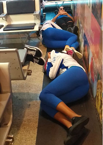 Durante conexão em São Paulo, Natália, Gattaz e Ciça tiraram um cochilo
