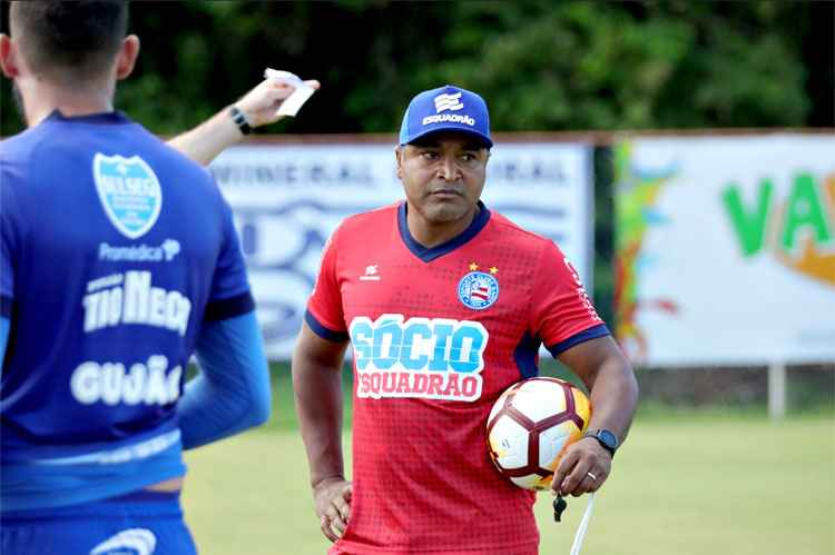 Roger Machado tem dúvidas por conta do goleiro Douglas e do meia-atacante Élber