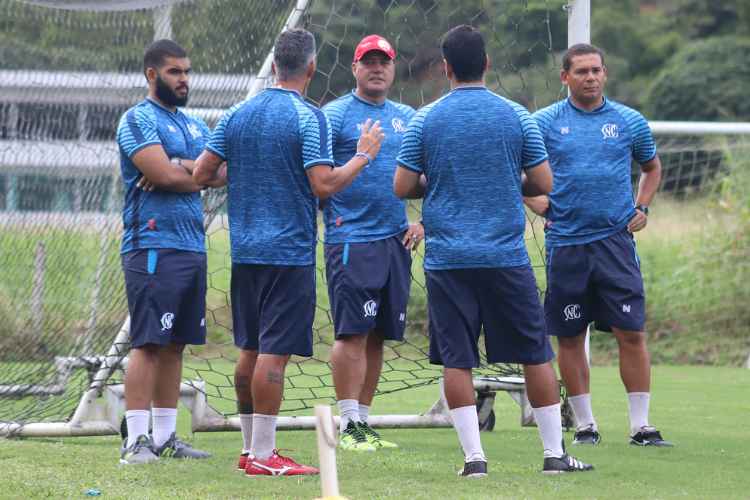 Treinador deixou a entender que alguns jogadores deverão chegar para suprir outros que estão de saída