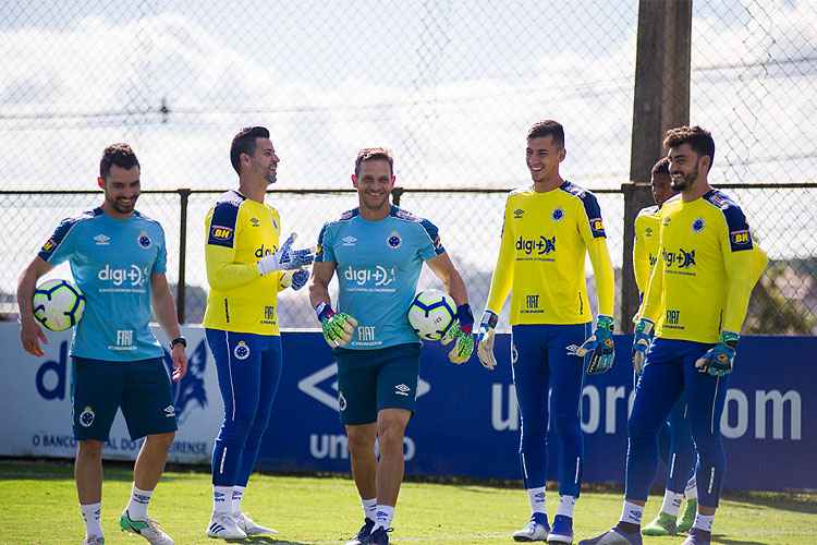 Leandro Franco, à esquerda, e Robertinho, ao centro, são os preparadores de goleiros do Cruzeiro
