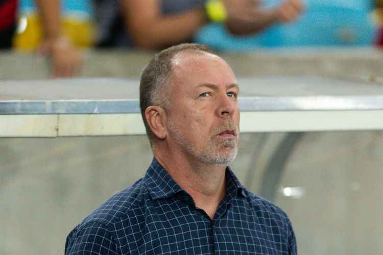 Mano Menezes e Rogério Ceni receberam cartão amarelo por estarem reclamando excessivamente à beira do campo