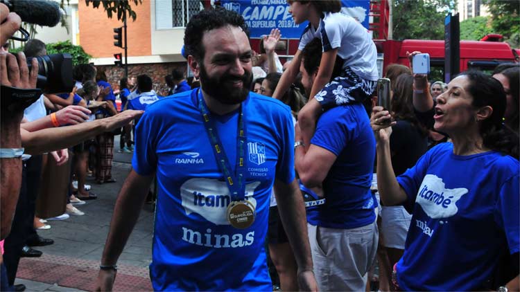 Treinador disse que se houver oportunidade, quer voltar ao clube