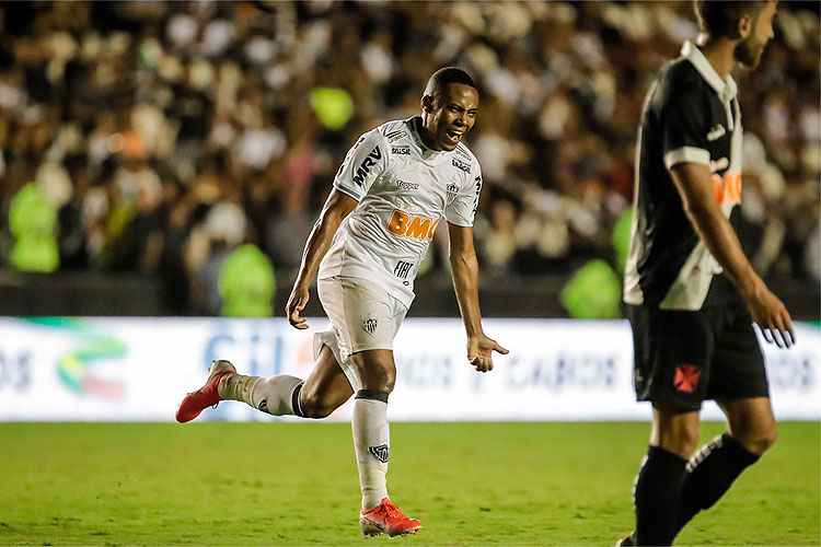 Elias, em belo chute de fora da área, abriu o marcador para o Galo em São Januário