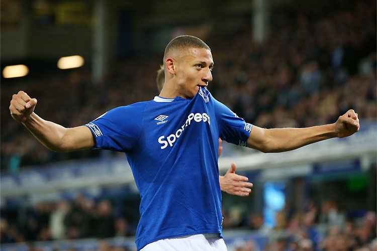 Richarlison participou diretamente do primeiro gol, em chute desviado