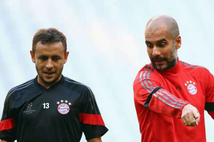 Rafinha elogiou bastante Guardiola, que separou um capítulo dedicado ao lateral em sua autobiografia