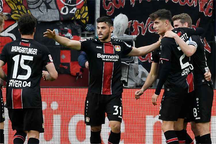 Jogadores do Bayer Leverkusen comemoram gol contra concorrente direto