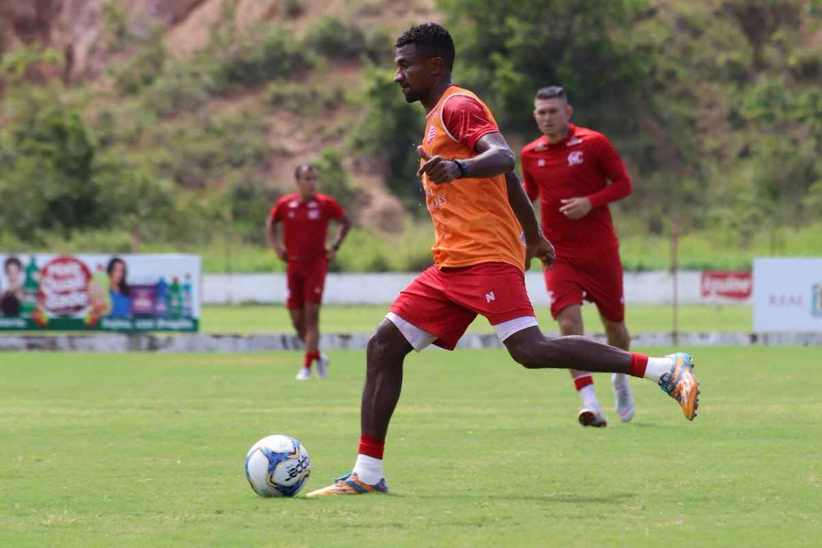 Assis saiu mais cedo do treino e foi substituído por Matheus Carvalho