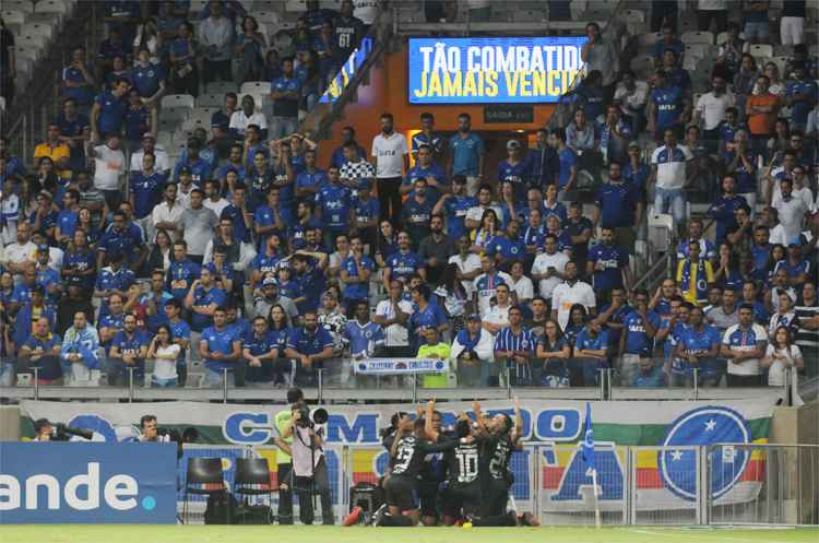 Jogadores do Emelec comemoram primeira vitória de um time equatoriano sobre o Cruzeiro em BH