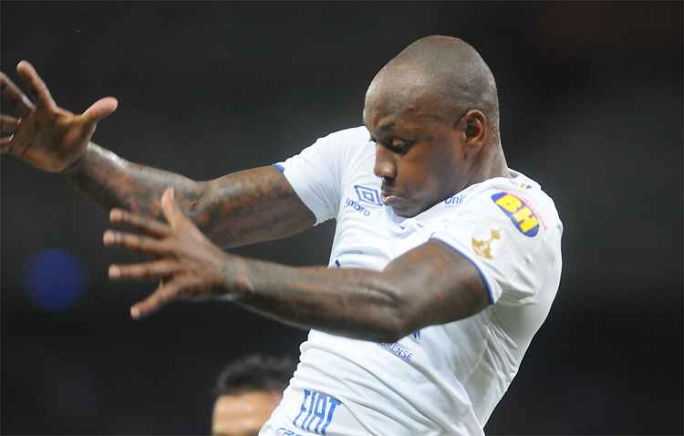 Sassá comemora gol do Cruzeiro, o que alimentou esperança da torcida de uma vitória
