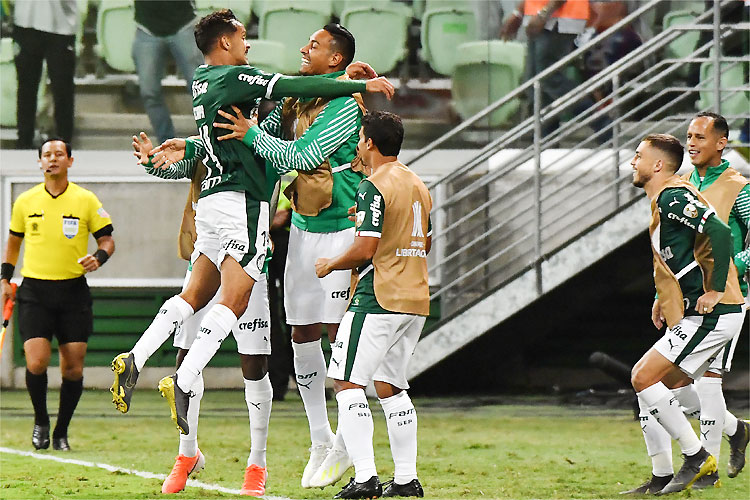 Gustavo Scarpa entrou e garantiu triunfo e a liderança geral para o Palmeiras