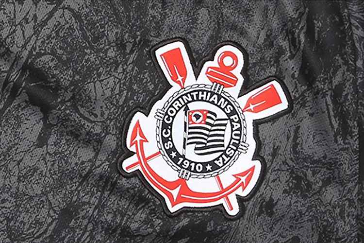 A camisa preta é uma homenagem aos 50 anos da Gaviões da Fiel