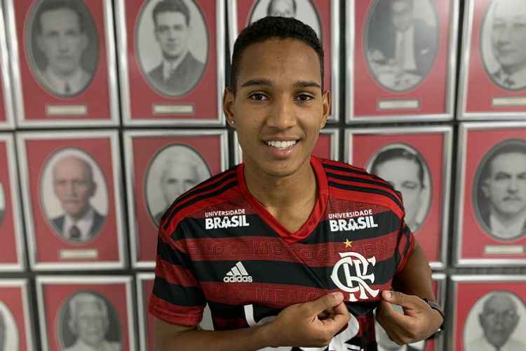 João Lucas disputará posição com Pará e Rodinei