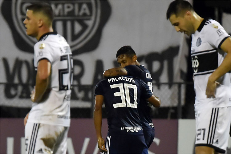 Cristian Palacios comemora contra o Olimpia: paraguaios mantiveram liderança