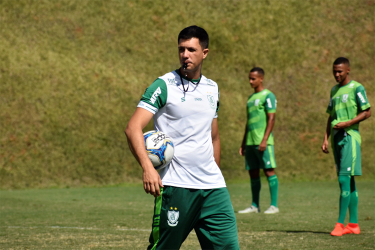 Técnico Maurício Barbieri segue sem conquistar vitória na Série B