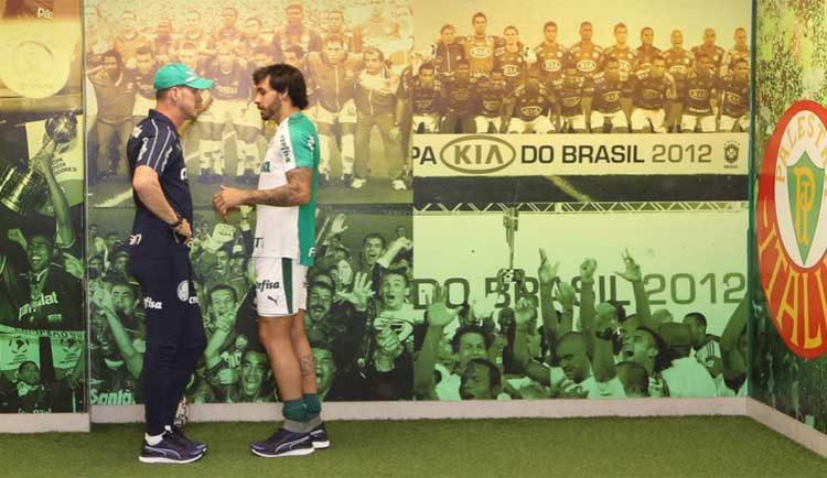 Ricardo Goulart passou pela artroscopia no joelho direito em 25 de abril