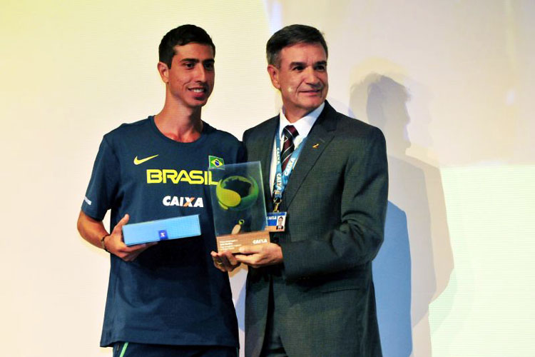 O brasiliense Caio Bonfim, líder do ranking do Circuito Mundial de marcha atlética, também foi homenageado