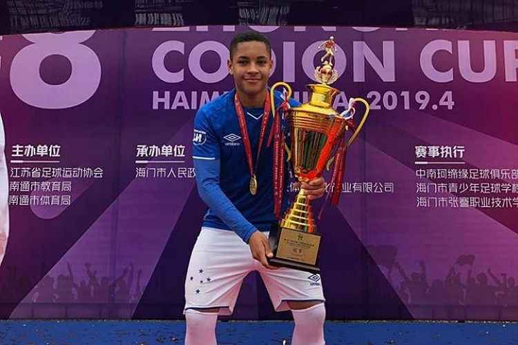 Vitor Roque já conquistou título pelo Cruzeiro na China, em abril, e marcou quatro gols