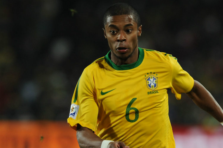 Michel Bastos defendeu a Seleção Brasileira na Copa de 2010