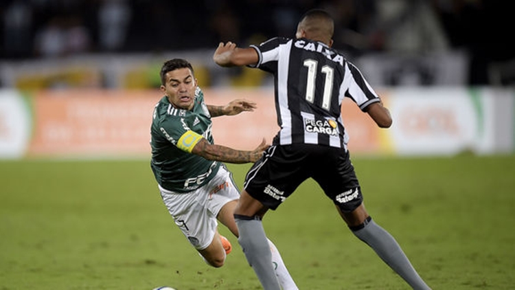 Dudu participou de forma decisiva no lance do VAR que originou o gol do Palmeiras