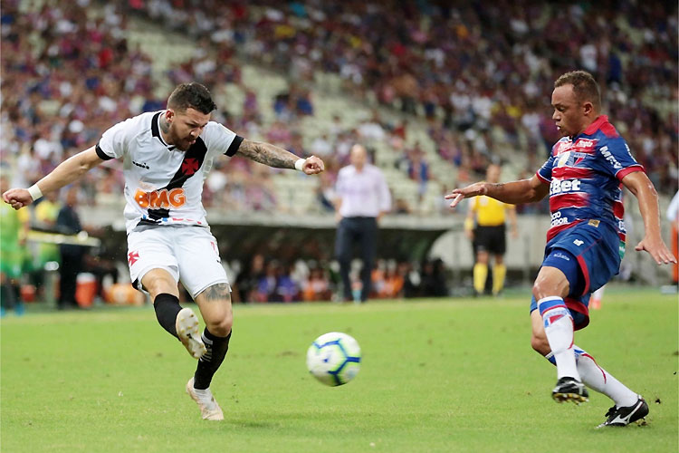 Rossi, do Vasco, busca o cruzamento: gol no fim tirou vitória do time visitante
