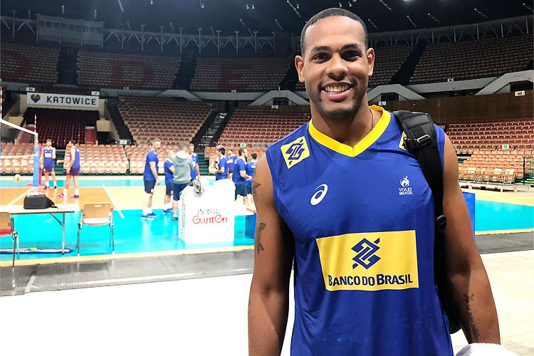Leal foi a novidade no treino da Seleção Brasileira em Katowice, na Polônia