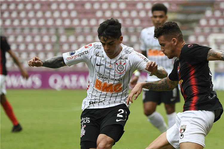 Time de Fábio Carille abriu o placar com Júnior Urso e ampliou com Sornoza