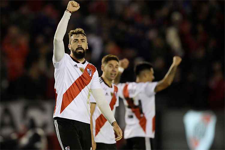 Lucas Pratto lutou muito e foi premiado com gol, o segundo da vitóra do River