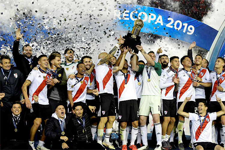 River Plate levanta mais um troféu, agora o da Recopa, com grande festa