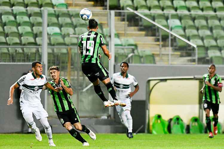 Jonatas Belusso (19) salta para desviar a bola: