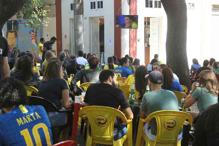 Torcida acompanhou todos os lances da vitória do Brasil contra a Jamaica, na estreia da Copa do Mundo de futebol feminino