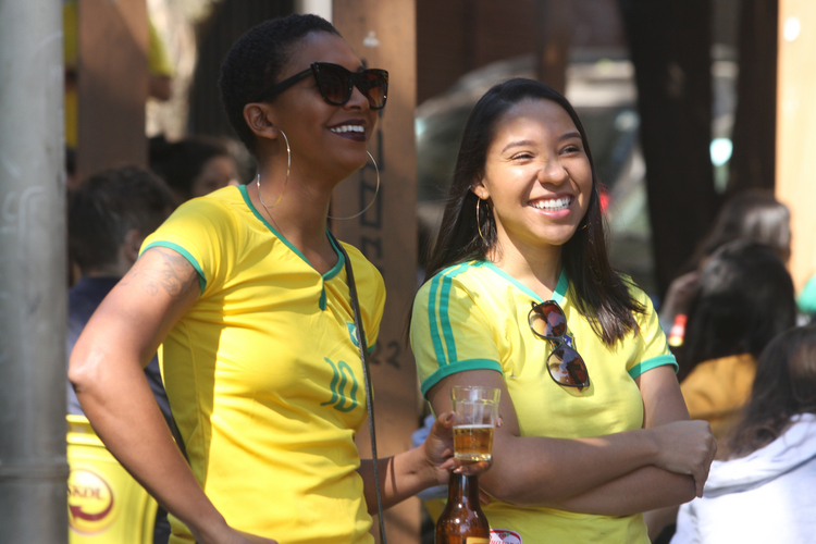 As contadoras Angélica Cândido (esquerda) e Daniele Aguida acompanharam a vitória do Brasil