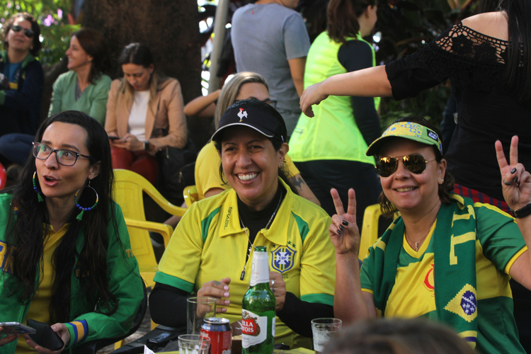 Para a engenheira Cynthia Shema (centro), é muito gratificante ver a torcida dando apoio à Seleção Brasileira Feminina de futebol