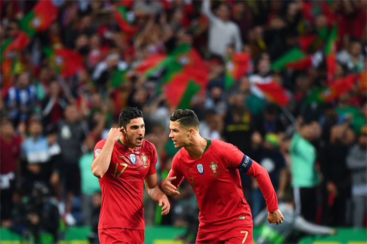 Gonçalo Guedes marcou o gol do título de Portugal; na foto, ele celebra com Cristiano Ronaldo