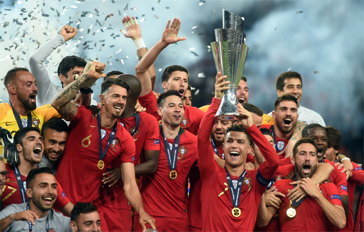 Cristiano Ronaldo ergueu sua segunda taça europeia de seleções no intervalo de três anos