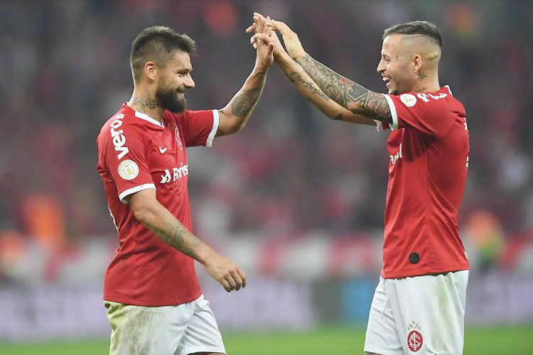 Rafael Sobis (esq) comemora um dos gols da vitória polêmica no Beira-Rio