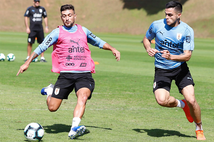 Arrascaeta e demais reservas fizeram atividades em um dos campo da Cidade do Galo