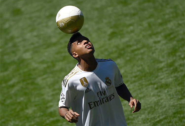No gramado do Santiago Bernabéu, Rodrygo foi saudado pelo torcedores