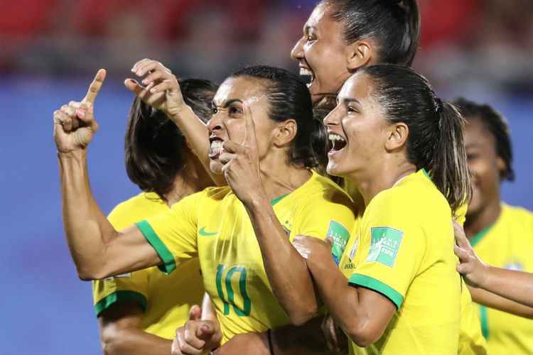 Seleção comemora gol decisivo de Marta
