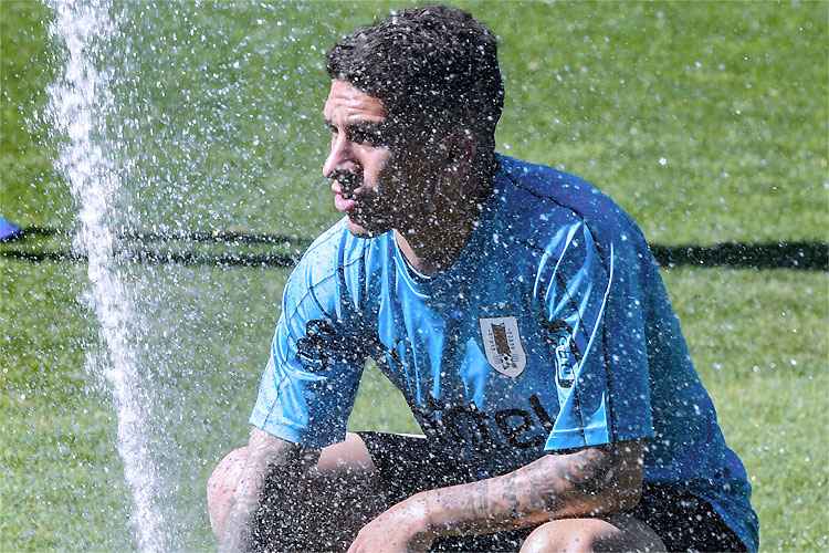 Torreira é opção para o lugar de Vecino, cortado do Uruguai por causa de lesão