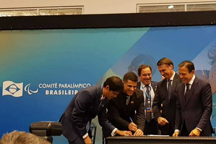 Autoridades assinam contrato entre Caixa e CPB