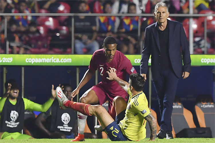 Carlos Queiroz observa James Rodríguez caído: dificuldade previsível