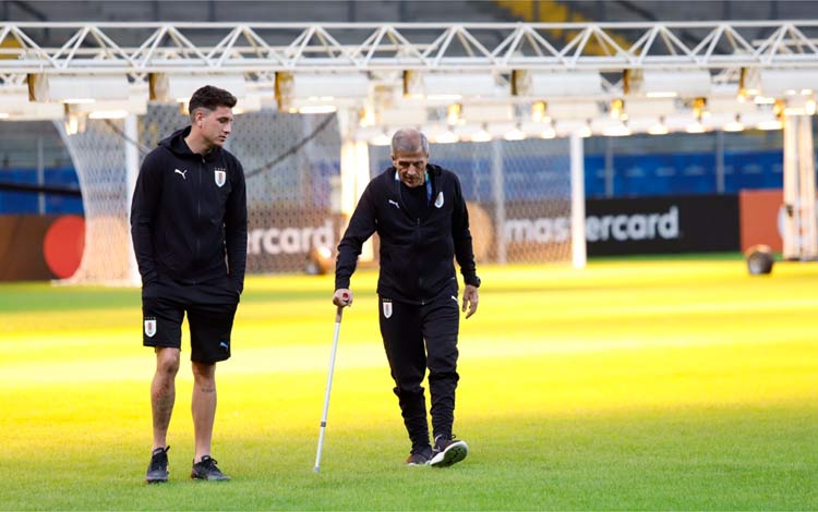 Óscar Tabárez (D) manteve os pés no chão em relação ao favoritismo