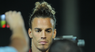 Zagueiro Feltscher pleiteia vaga na equipe titular