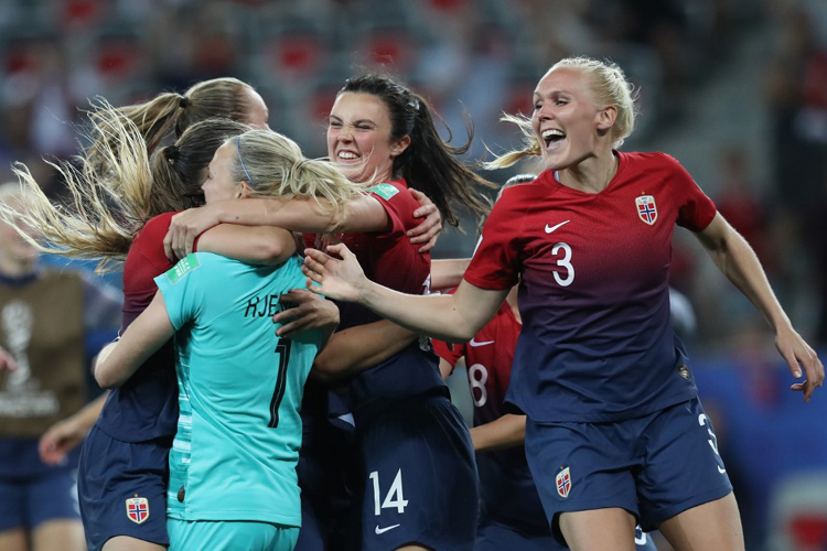  Nos pênaltis, as norueguesas foram perfeitas ao converterem suas quatro cobranças
