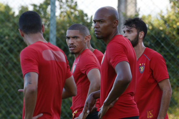 Adryelson ainda não levou dribles e desarmes na Série B